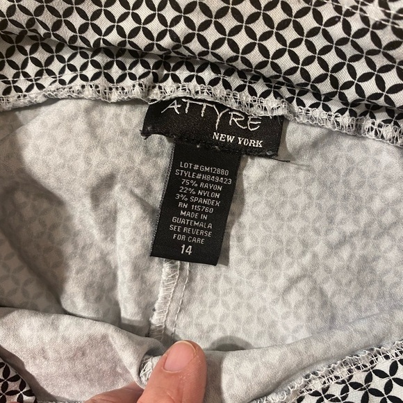 Attyre Black and White Geometric Ankle Pants 14 (NX) - Picture 9 of 13